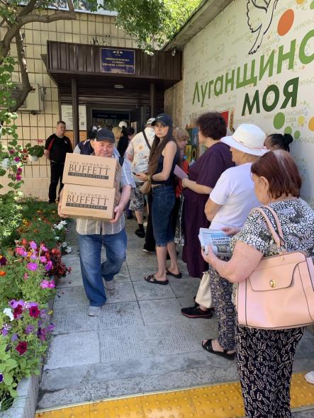 У Києві луганські ВПО отримали продукти від благодійників
