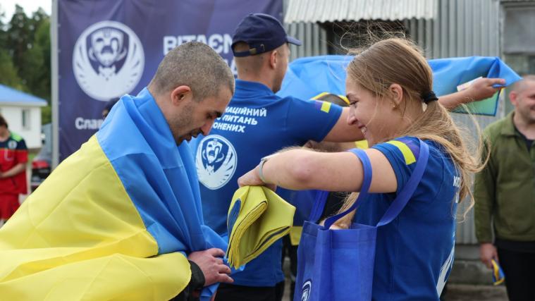 Військові та цивільні: у День незалежності в Україну повернулися полонені з рф (ФОТО)