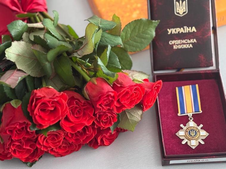 Сину військового з Луганщини Олександра Зубара вручили орден "За мужність" ІІІ ступеня, яким посмертно нагородили його батька Сину військового з Луганщини Олександра Зубара вручили орден "За мужність" ІІІ ступеня, яким посмертно нагородили його батька