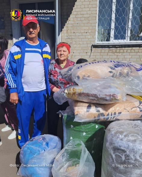 ВПО Лисичанської громади у Кременчуці видали білизну та продукти