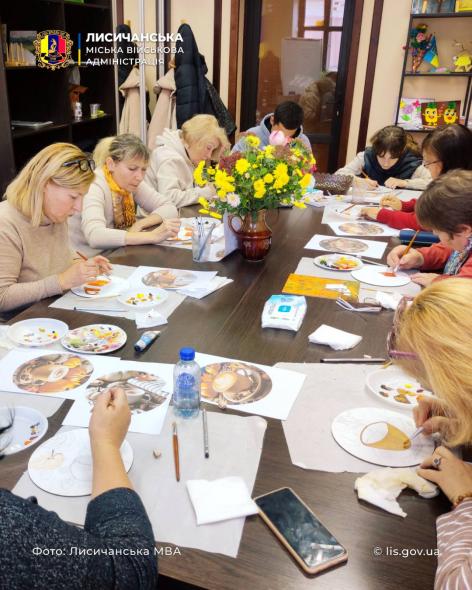 «Теплий ранок»: лисичанська художниця провела для ВПО на Франківщині майстер-клас з живопису
