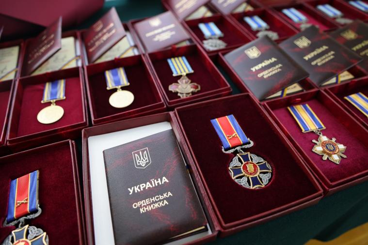 Трьох луганських прикордонників відзначили на державному рівні за особисту мужність та героїзм Трьох луганських прикордонників відзначили на державному рівні за особисту мужність та героїзм