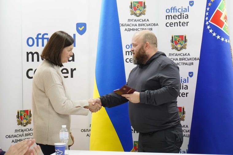 До професійного свята Харченко відзначив двох представниць телебачення з Луганщини До професійного свята Харченко відзначив двох представниць телебачення з Луганщини