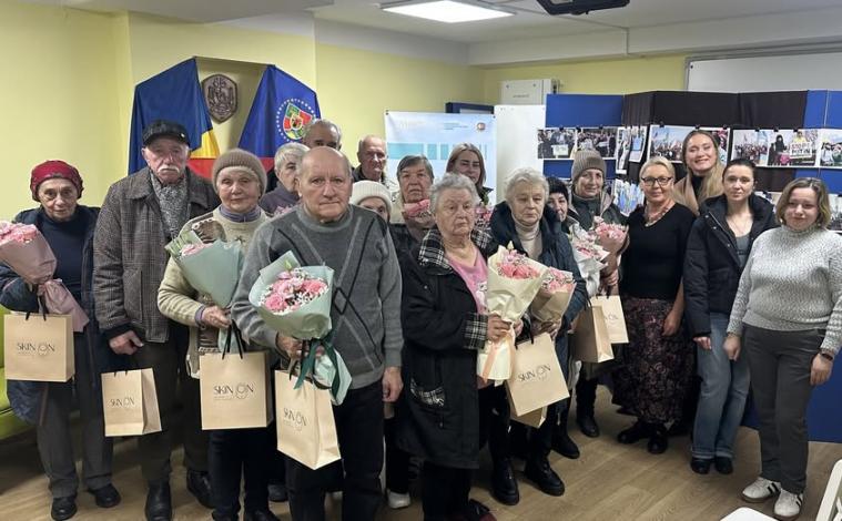 “Подібні акції стануть регулярними": ще 50 смартфонів передали літнім ВПО з Луганщини