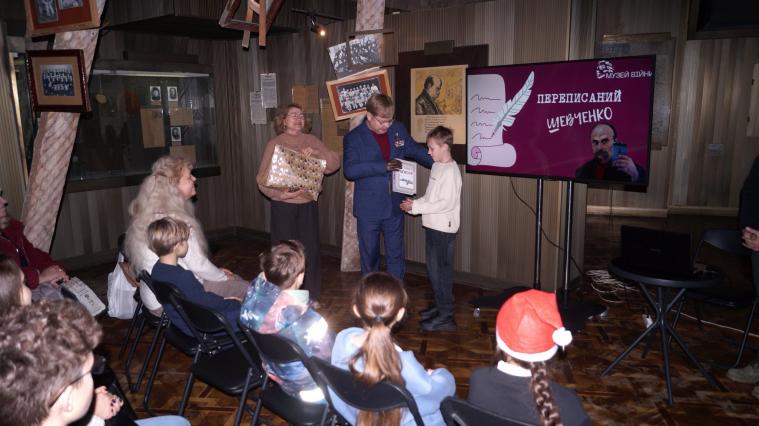 Герой України Володимир Жемчугов нагородив дітей луганських ВПО