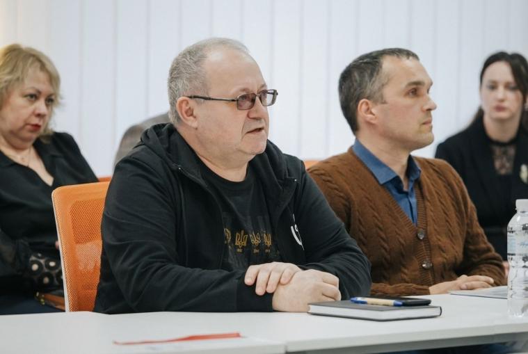 Кремінянину вручили іменну відзнаку за підтримку бізнесу Луганщини Кремінянину вручили іменну відзнаку за підтримку бізнесу Луганщини