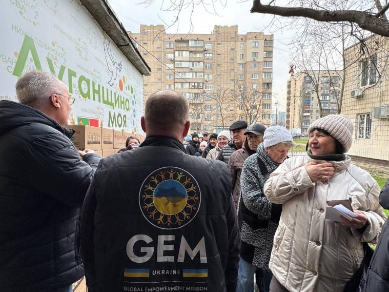 У Києві луганським ВПО видали продукти