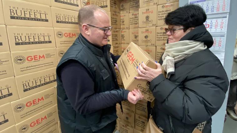 У Києві луганським ВПО видали продукти тривалого зберігання