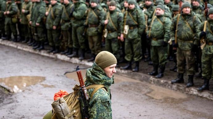 ЛОВА: У Сіверськодонецьку майбутніх випускників шкіл агітували до служби в армії рф