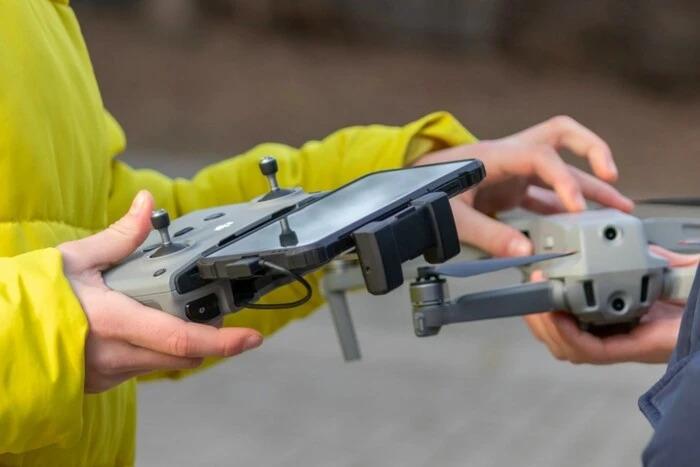 ЛОВА: Окупанти на Луганщині вчать вчителів збирати дрони, а робітникам одного з підприємств не платять з березня ЛОВА: Окупанти на Луганщині вчать вчителів збирати дрони, а робітникам одного з підприємств не платять з березня