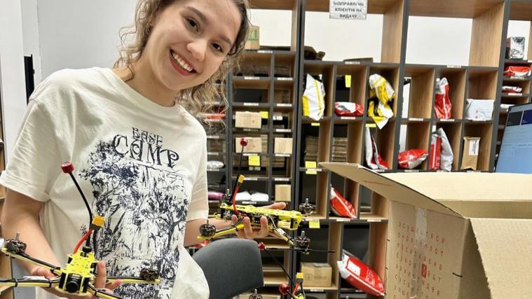 Студентка з Луганщини власноруч збирає безпілотники для українських військових
