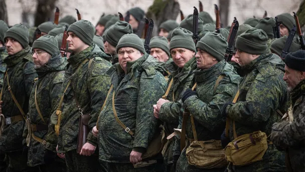 На окупованій Луганщині чоловіків примусово відправляють на «спеціальні збори» На окупованій Луганщині чоловіків примусово відправляють на «спеціальні збори»