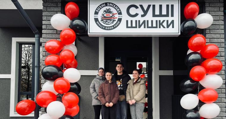 Як засновник мережі «Суші шишки», боєць НГУ Олексій Шишков відроджує заклад у Бучі Як засновник мережі «Суші шишки», боєць НГУ Олексій Шишков відроджує заклад у Бучі