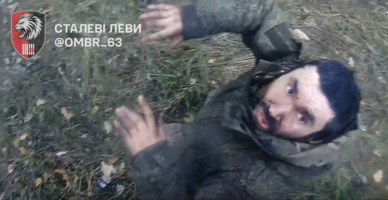 «На коліна, будь ласка»: американець зафільмував, як бере у полон росіян у Серебрянському лісі (ВІДЕО) «На коліна, будь ласка»: американець зафільмував, як бере у полон росіян у Серебрянському лісі (ВІДЕО)