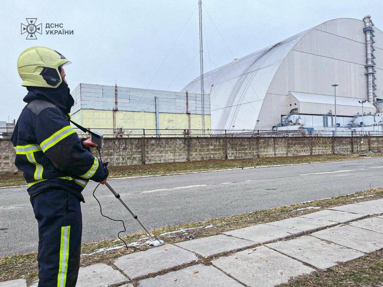 Рятувальники продовжують гасити загоряння на ЧАЕС