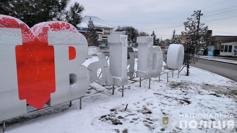 На Запоріжжі п’яні мешканки Луганщини побилися й пошкодили стелу