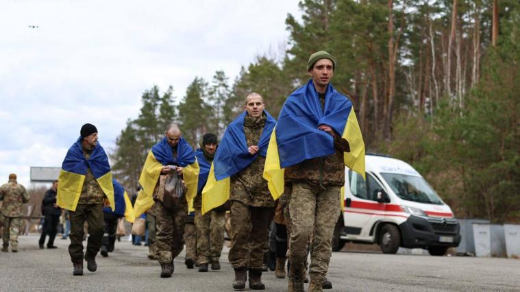 Обмін полоненими між Україною і рф: додому повернулися 197 українських воїнів (ФОТО)