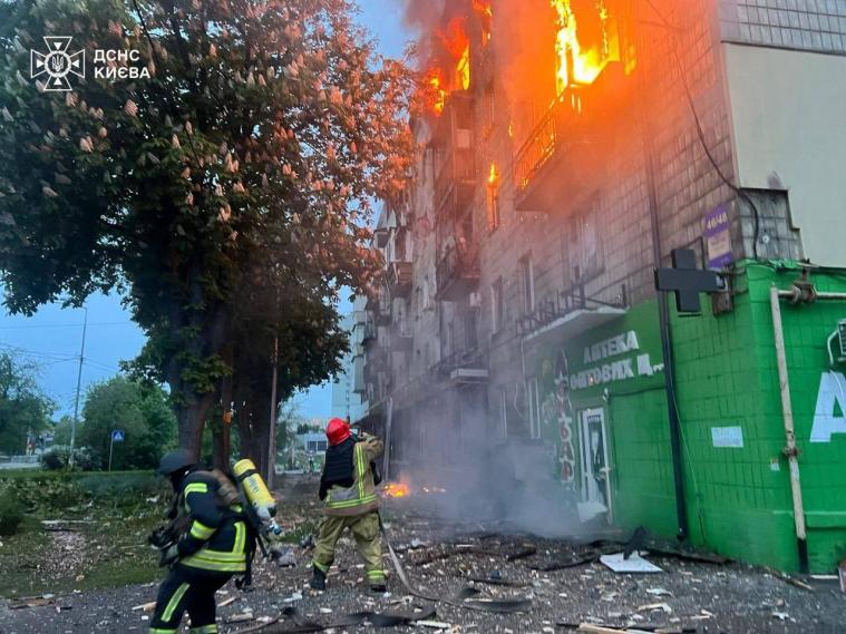 У Києві внаслідок атаки "шахедів" двоє загиблих і вісім постраждалих, зруйновані багатоповерхівки (ФОТО)