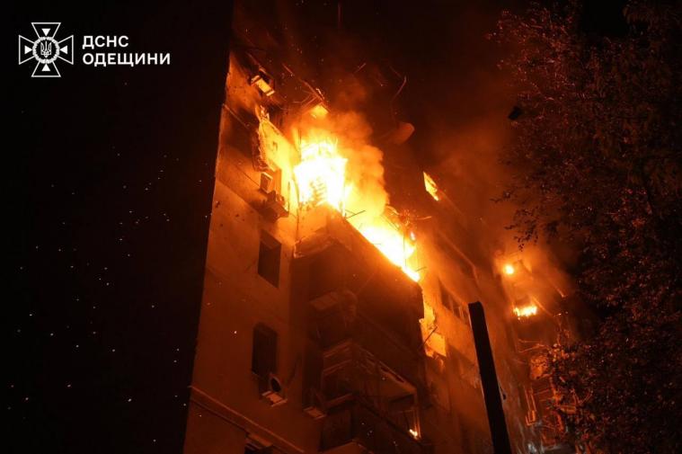 Нічна атака на Україну: росіяни застосували понад 300 безпілотників та 30 ракет, – Зеленський