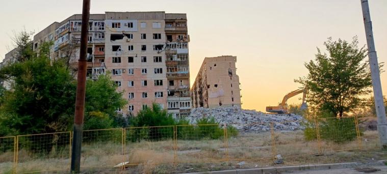 “Сумно на це дивитися”: у мережі показали демонтаж під’їзду будинку в Сіверськодонецьку (ВІДЕО)