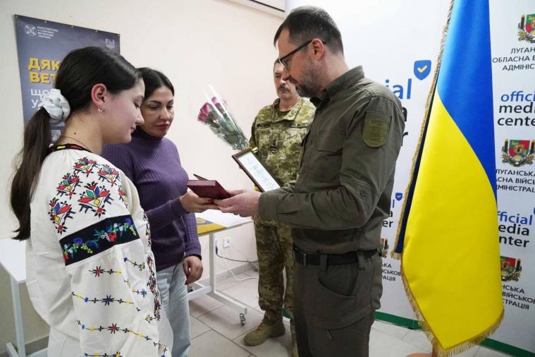 Родині загиблого захисника з Луганщини вручили його орден «За мужність»