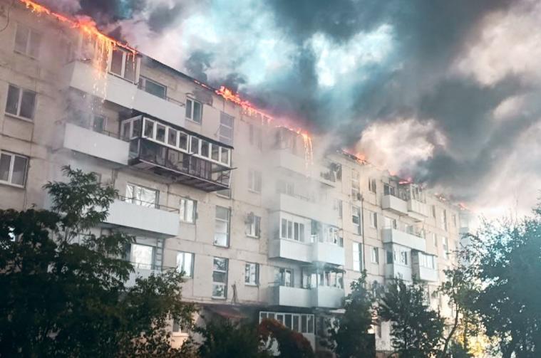 У Сіверськодонецьку загорівся дах будинку нібито через влучання БПЛА