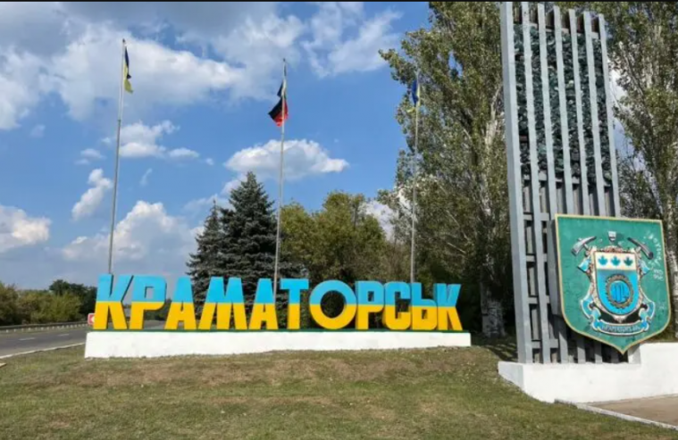 У Краматорську, який за 25 км до фронту, перекладають бруківку