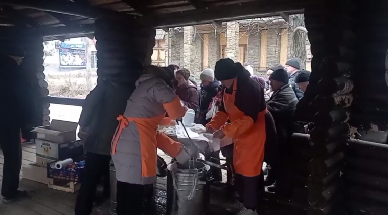 У Рубіжному пенсіонери стоять у чергах за супом, який наливають у пакети