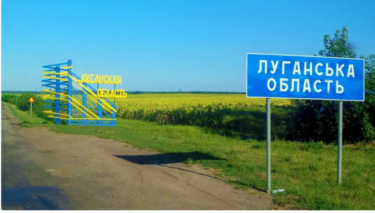 На окупованій Луганщині ворог змушує громади перейменовувати об’єкти на честь шефів-регіонів. У Лисичанську залишили будинок з розібраним дахо