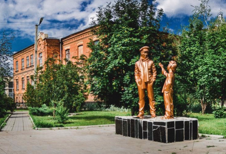 «Одного цього достатньо для нанесення Старобільська на туристичну карту росії», - окупанти згадали про Ільфа та Петрова