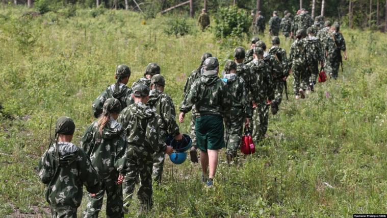 Молодь з окупованої Луганщини росіяни відправили на військові збори до рф Молодь з окупованої Луганщини росіяни відправили на військові збори до рф