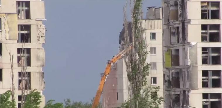 Ще одну пошкоджену багатоповерхівку розбирають у Сіверськодонецьку (ВІДЕО)