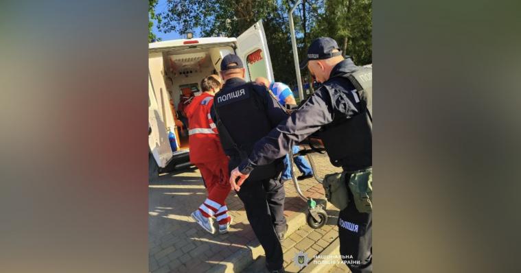 Під час патрулювання у Дніпрі луганські поліцейські допомогли чоловіку з інсультом