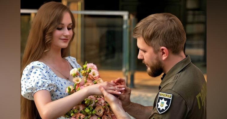 Поліцейський Луганщини освідчився коханій після повернення з Куп’янщини