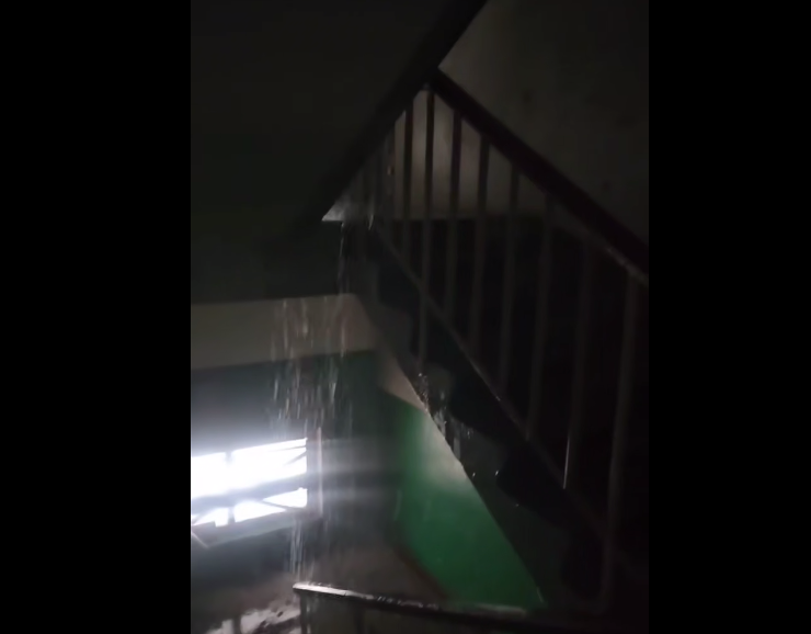 "Зняли дах і кинули": у мережі показали, як підтоплює будинок в окупованому Лисичанську (ВІДЕО) "Зняли дах і кинули": у мережі показали, як підтоплює будинок в окупованому Лисичанську (ВІДЕО)