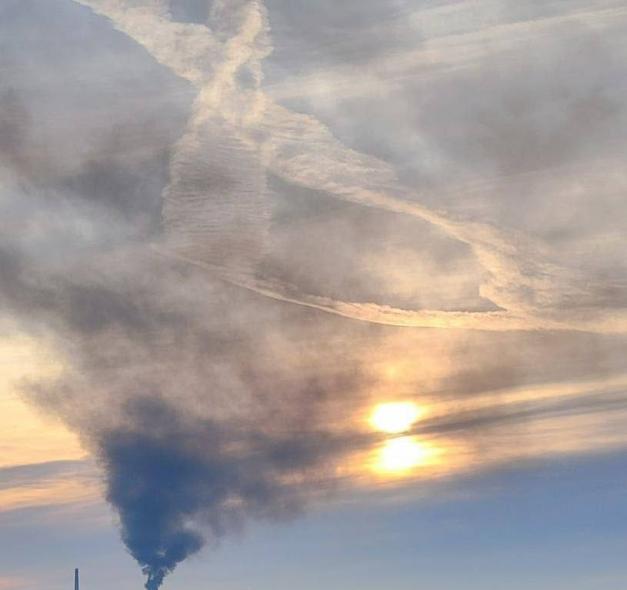 «Досі горить». У Луганську влучання у нафтобазу «Досі горить». У Луганську влучання у нафтобазу