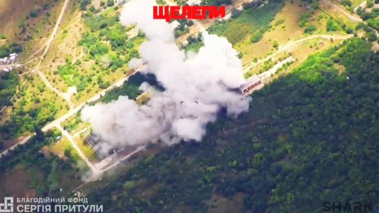 На Луганщині уразили пункт управління військ рф: серед загиблих - командири підрозділів (ВІДЕО) На Луганщині уразили пункт управління військ рф: серед загиблих - командири підрозділів (ВІДЕО)