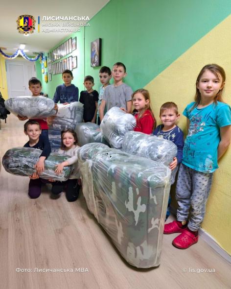 Діти з дитячих будинків сімейного типу Лисичанська отримали «теплу допомогу»