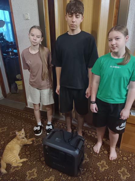 Релокованому будинку сімейного типу з Луганщини благодійники передали зарядну станцію