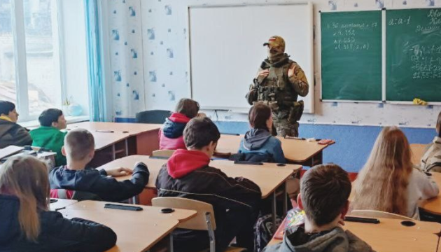 На окупованій Луганщині дітям роздадуть збірки про військових рф, а у школах відкрили десятки класів зі спецвишколом