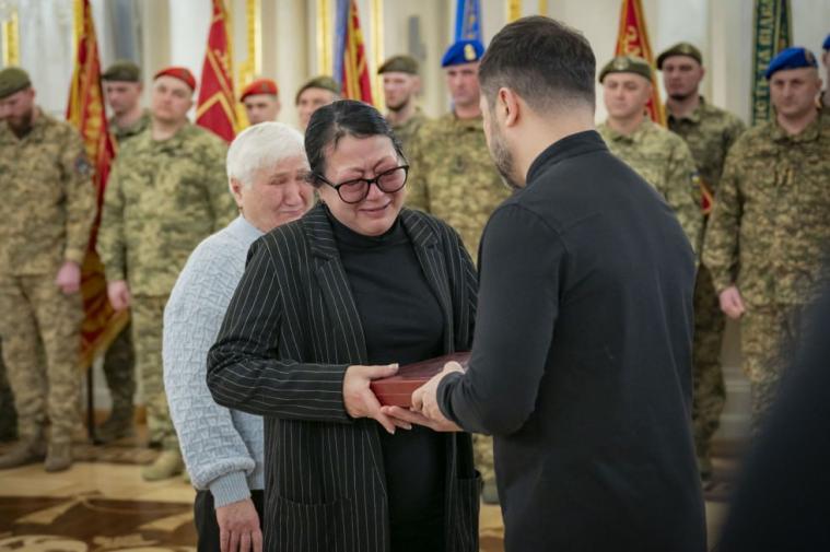 Рідним Героя України, сіверськодончанина Кирила Зіброва президент передав орден «Золота Зірка» Рідним Героя України, сіверськодончанина Кирила Зіброва президент передав орден «Золота Зірка»