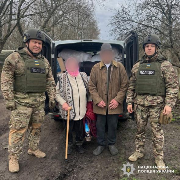 Луганські поліцейські евакуювали з-під обстрілів літнє подружжя на Харківщині