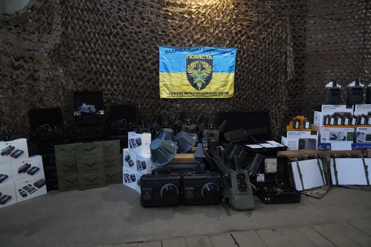 Дрони, РЕБи та зарядні станції: Харченко передав техніку прикордонникам 