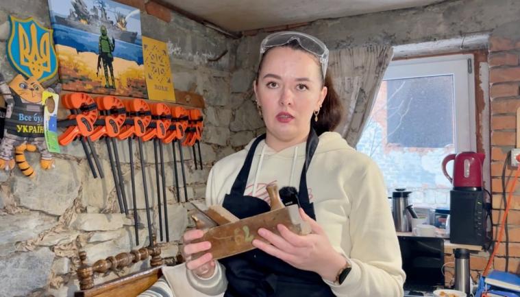 На Хмельниччині переселенка з Луганщини реставрує меблі зі зруйнованих будинків