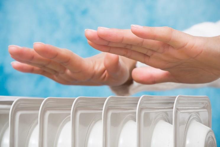 ЛОВА: У Лисичанську переставляють вікна між будинками, а в Сіверськодонецьку виставляють платіжки за холодні батареї