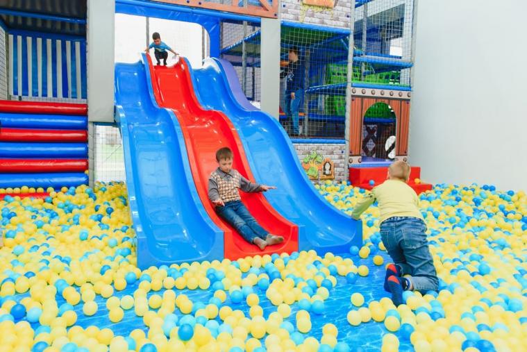 Діти з Луганщини можуть безкоштовно відвідати розважальні центри: деталі