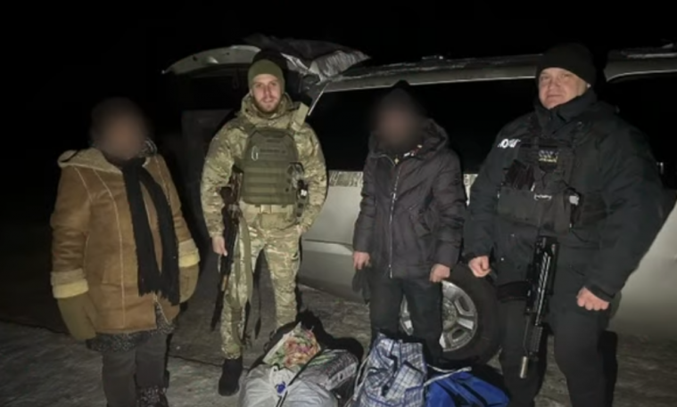 Луганські поліцейські на Харківщині допомогли евакуювати людей, які пішки вибиралися з-під обстрілів