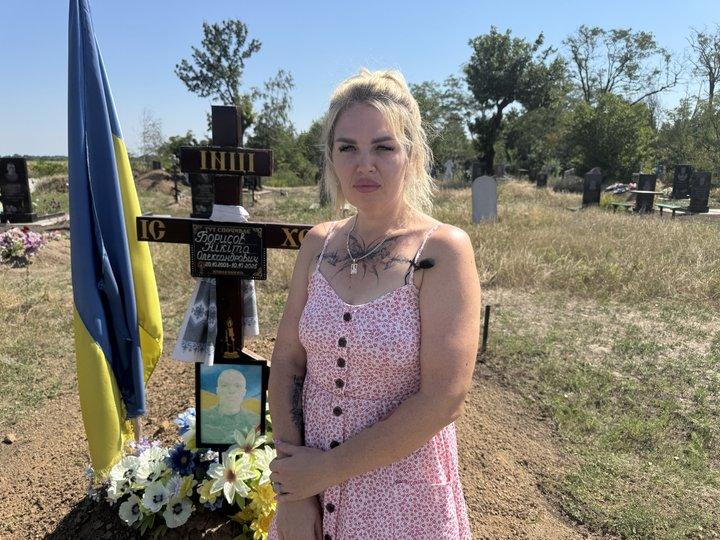 Христина Борисова біля могили сина Нікіти. Суспільне Дніпро Христина Борисова біля могили сина Нікіти. Суспільне Дніпро