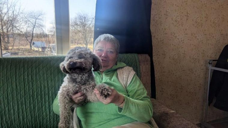 Сіверськодончанка робить консервацію для військових, аби швидше повернутися додому: як переселенки почали нове життя на Волині