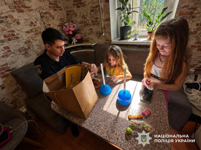Поліцейські з Луганщини підтримали родину загиблого колеги перед навчальним роком